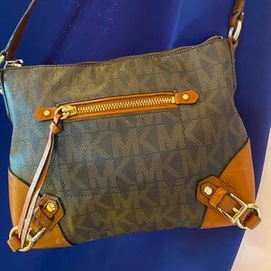 Leather Michael Kors cross body bag. Great condition. Light Brown and gold.